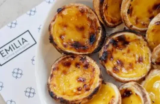 un repas de poulet rôti de qualité supérieure à prix réduit.