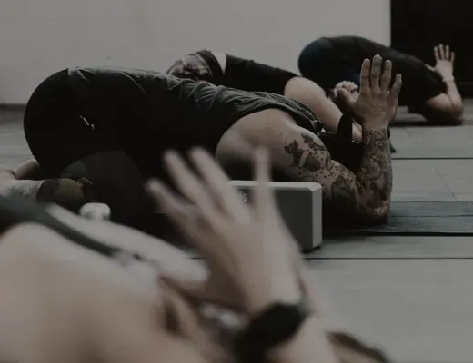 Relaxez-vous et rechargez-vous à Idolem Blainville avec le Yoga chaud. Profitez d'une chaleur apaisante pour une détente profonde et une santé optimale.