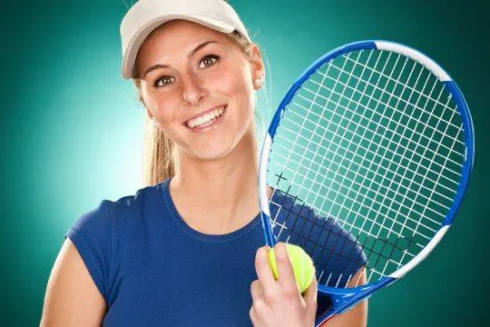 Femme jouant au Tennis après avoir utilisé des coupons rabais à imprimer